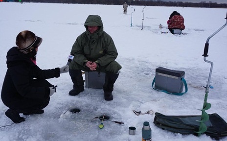 Thu vui cau ca tren dong song bang vao mua dong nuoc Nga hinh anh