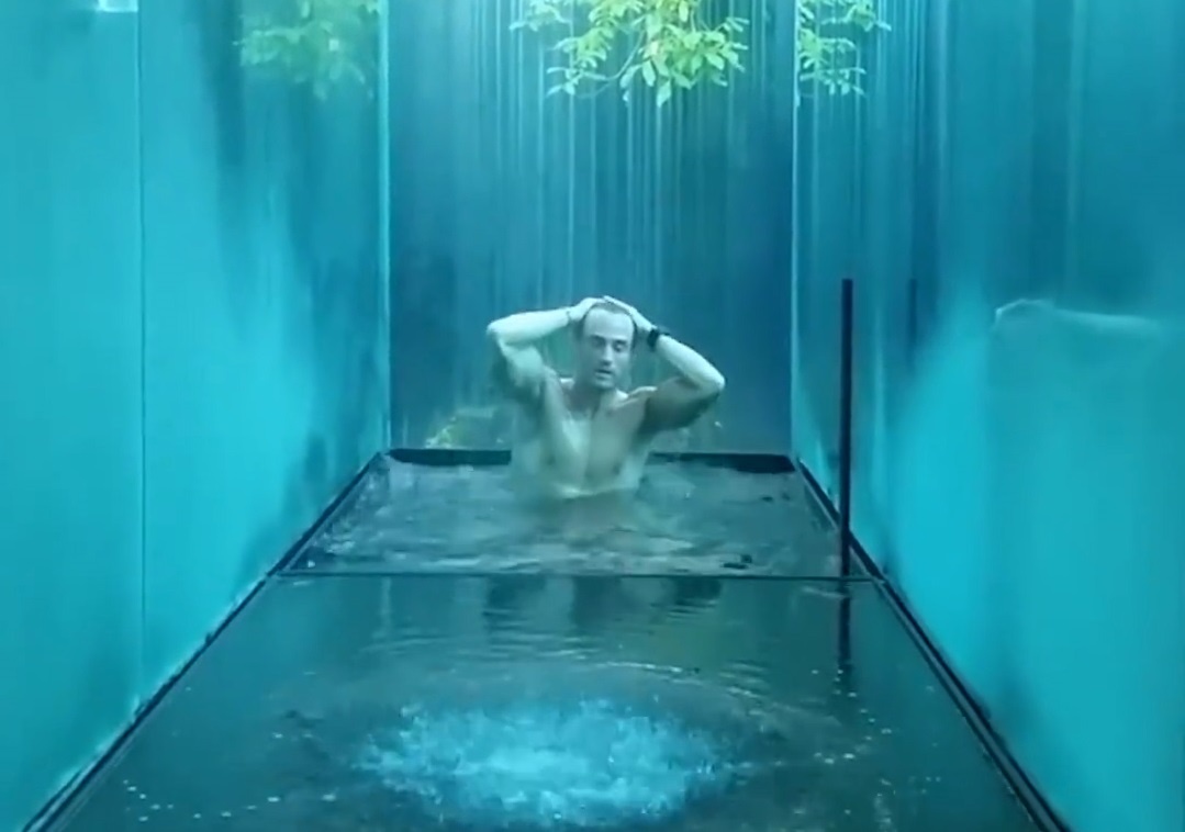 Khach san toan tuong kinh trong suot hinh anh