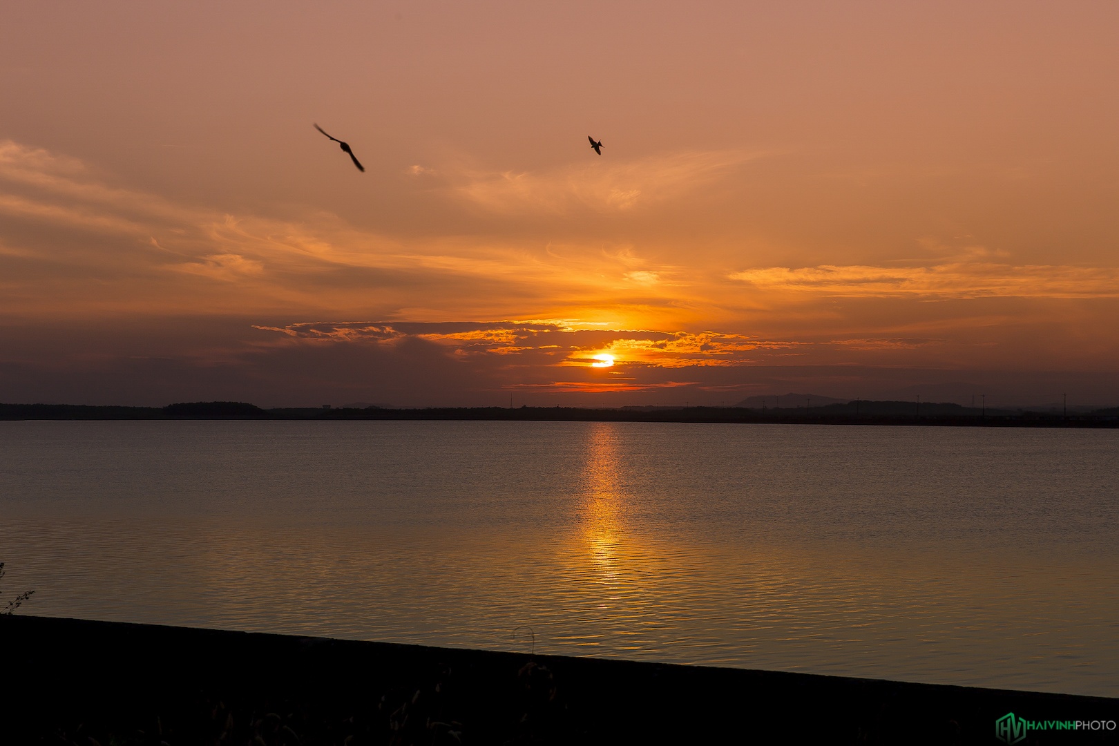 Ve dep ma mi cua hoang hon va binh minh tren ho Tri An hinh anh