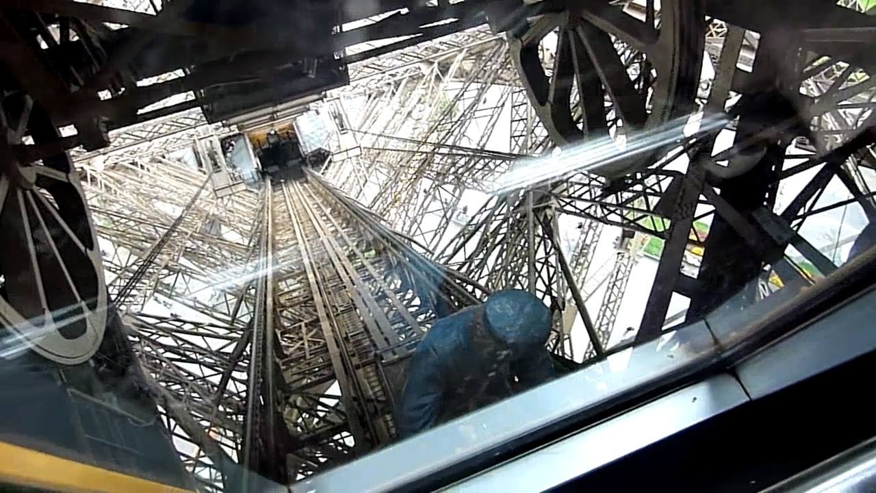 Di thang may len thap Eiffel hinh anh