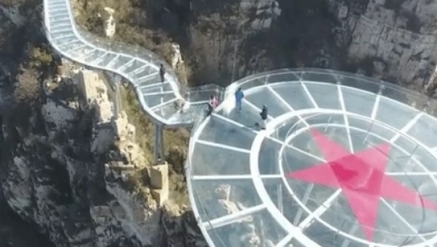 Video cau day kinh tren dinh Lang Nha hinh anh