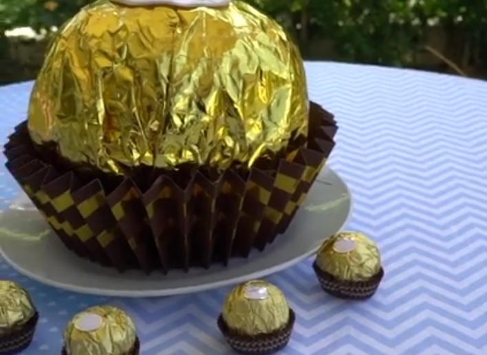 Lam banh chocolate Ferrero Rocher khong lo hinh anh