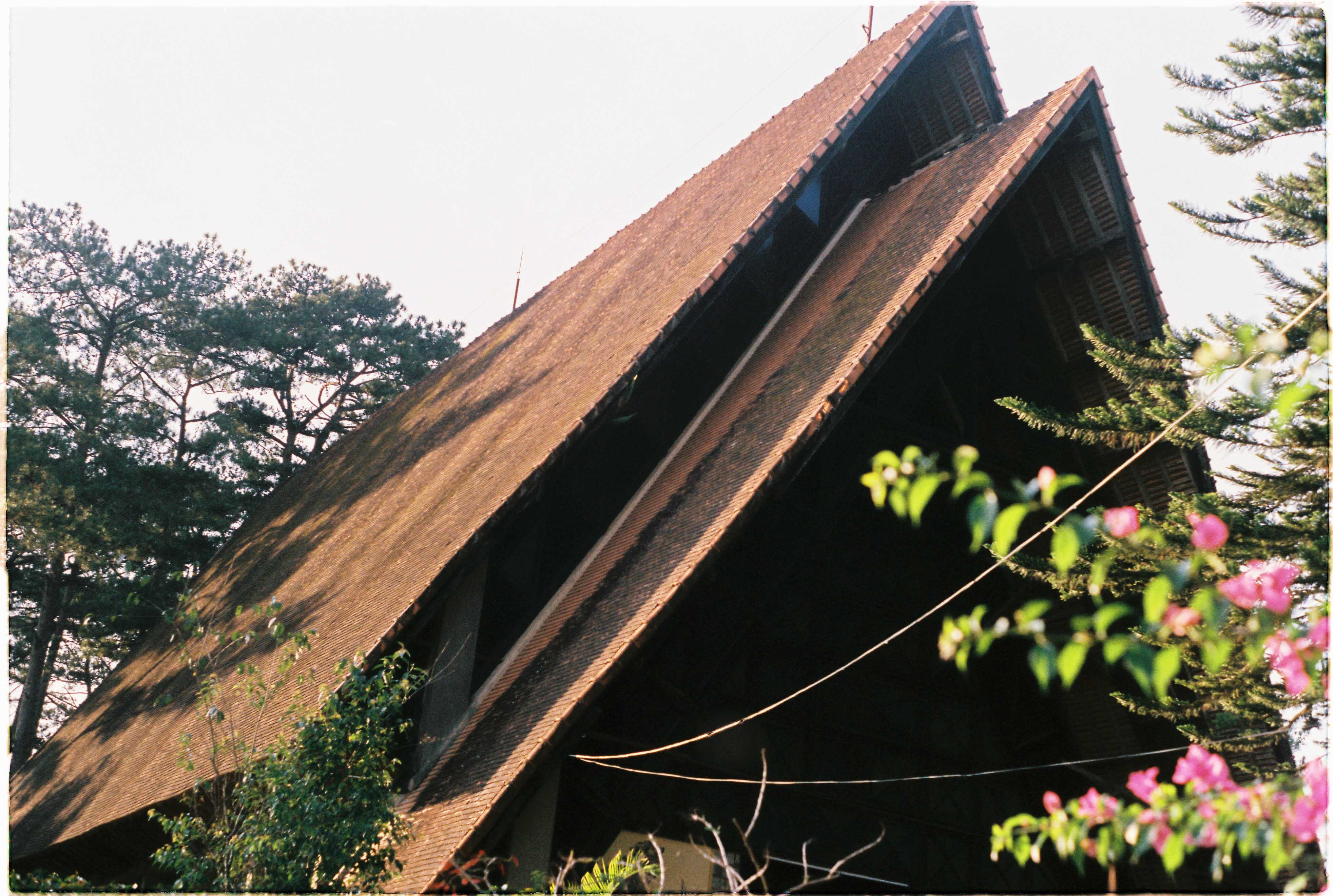 Nha tho doc dao mang kien truc nha rong hinh anh