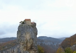 Mom da co mot ngoi nha don doc hinh anh