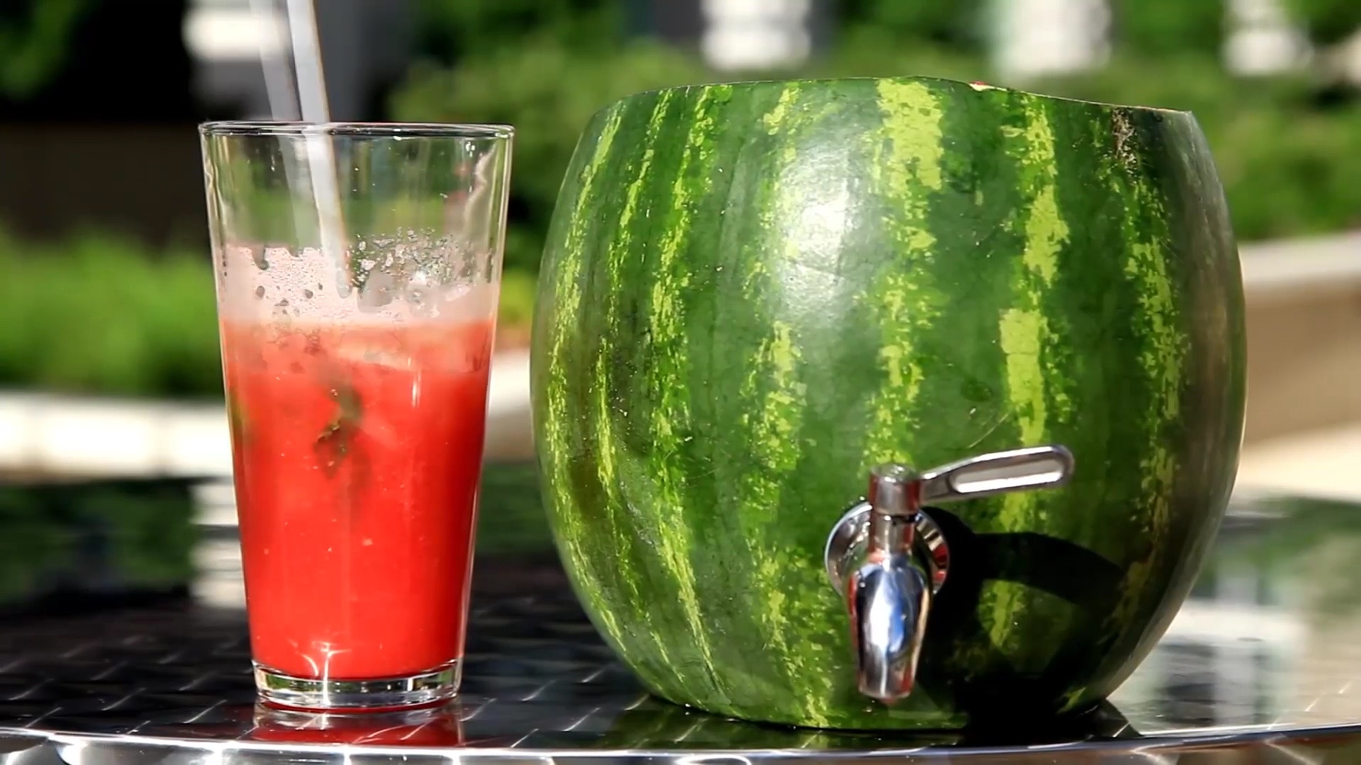 Cach lam nuoc ep dua hau anh 1