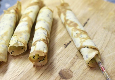 Bánh cuộn mè đen ảnh 2 Banh cuon me den anh 2