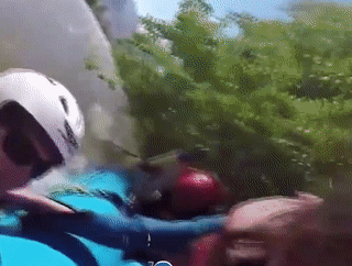 Cuu song dong doi giua dong nuoc xiet hinh anh