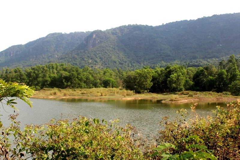 Ho nuoc o vung Bay Nui anh 8