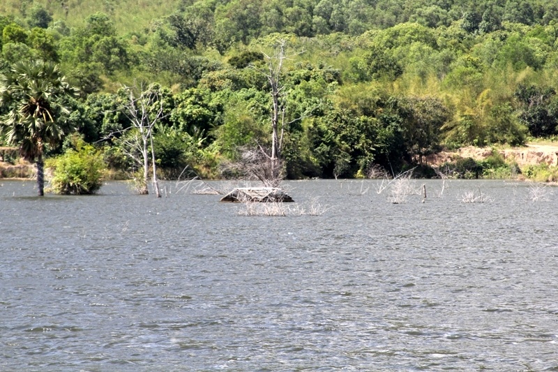 Ho nuoc o vung Bay Nui anh 11