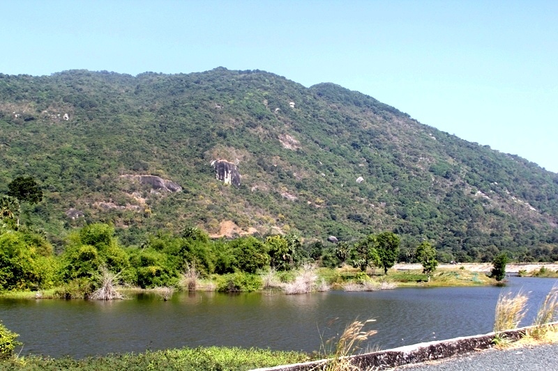 Ho nuoc o vung Bay Nui anh 14