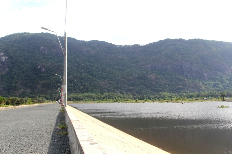 Ho nuoc o vung Bay Nui anh 16