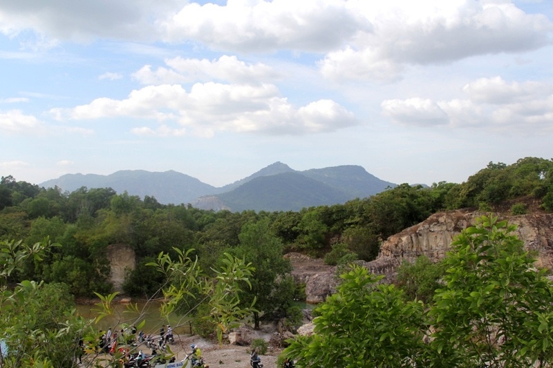 Ho nuoc o vung Bay Nui anh 2