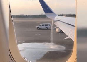 Huy bay khan cap vi ro ri nhien lieu tu canh may bay hinh anh