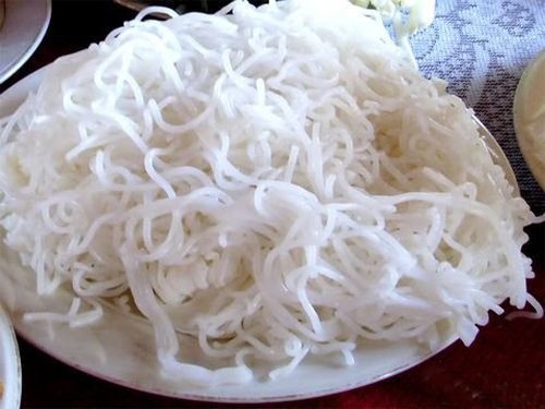 Bac si giat minh vi soi bun trong bung tre sang an chieu chua tieu hinh anh