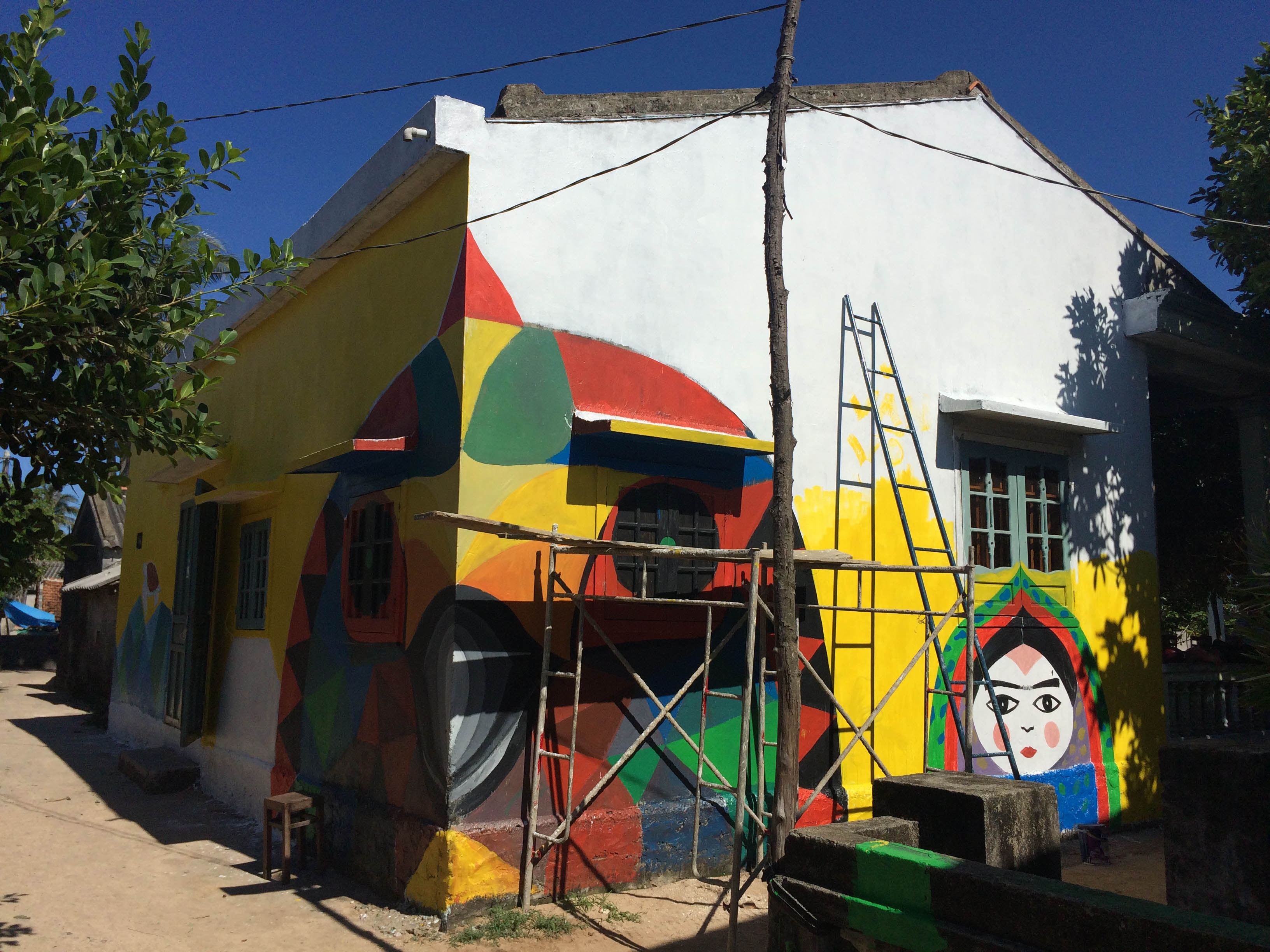 Tham quan lang Bich Hoa anh 2