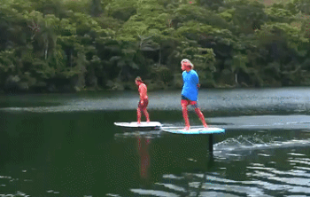 Van luot song cho ban 'bay' tren mat nuoc hinh anh