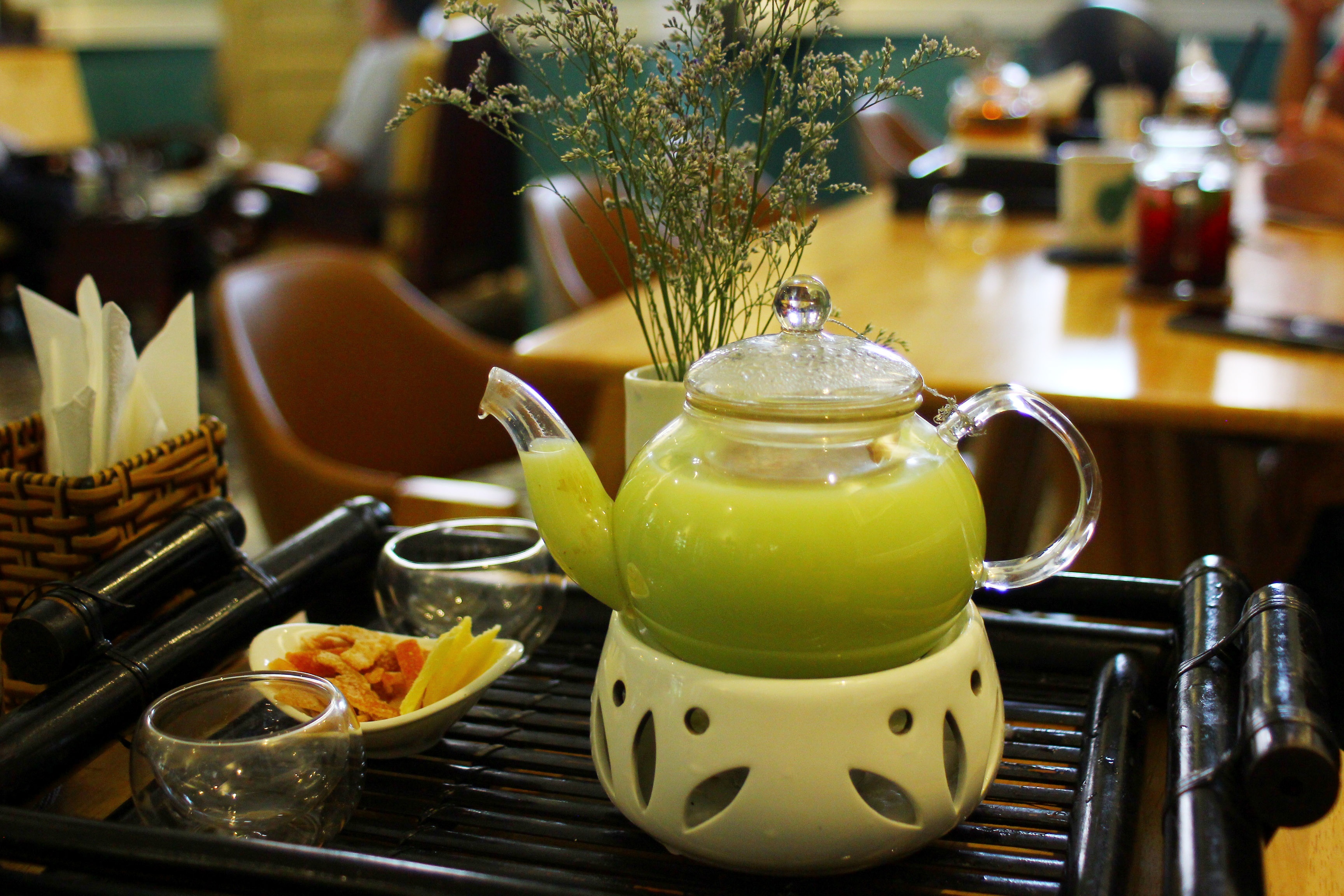 Thuong thuc 'tiec tra' gia binh dan giua mua mua Sai Gon hinh anh