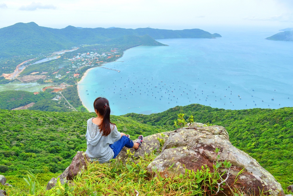 Con Dao dep ruc ro nhin tu dinh 'kim tu thap' hinh anh