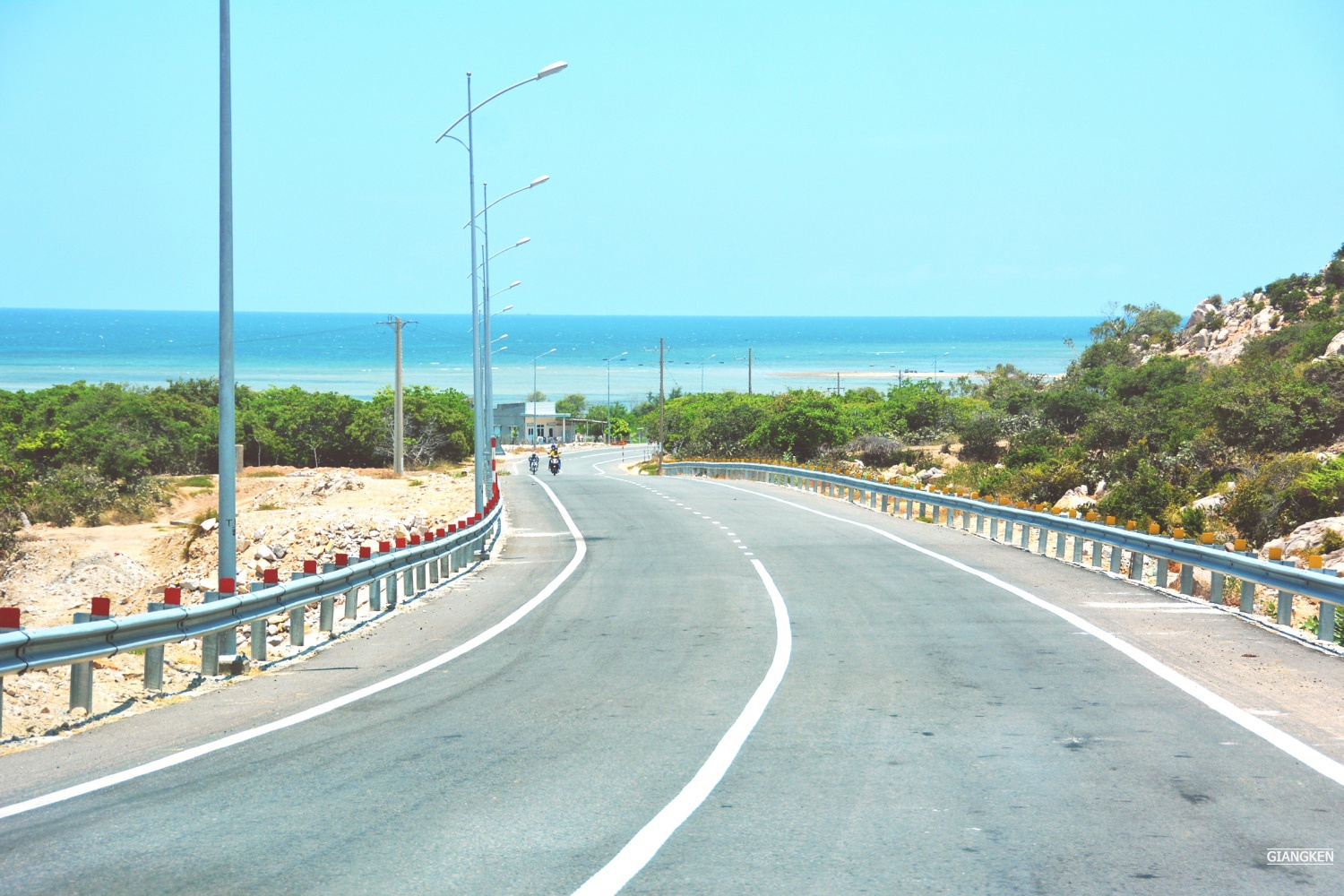 Cung duong bien Nam Trung Bo anh 12