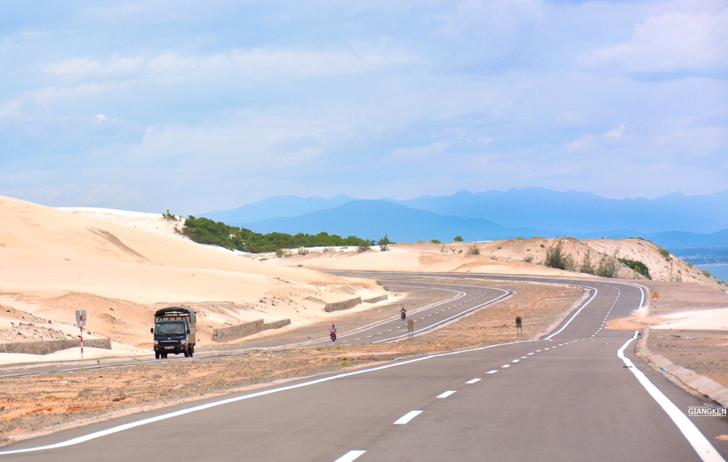 Cung duong bien Nam Trung Bo anh 4