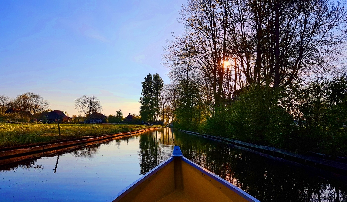 Khach Viet ngan ngo truoc ngoi lang co tich dep nhat the gioi hinh anh