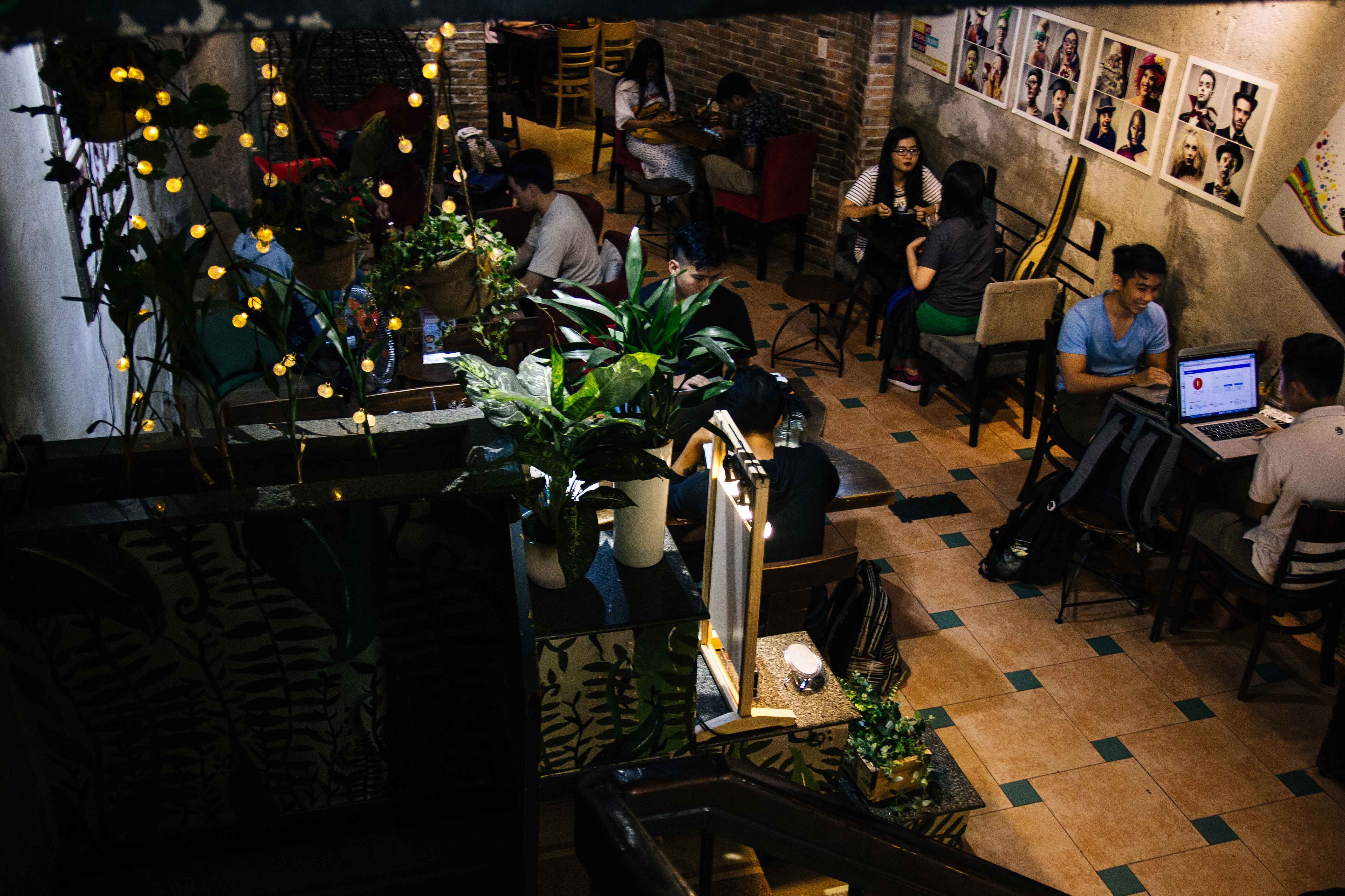 Quan ca phe cho cac thanh song ao anh 1