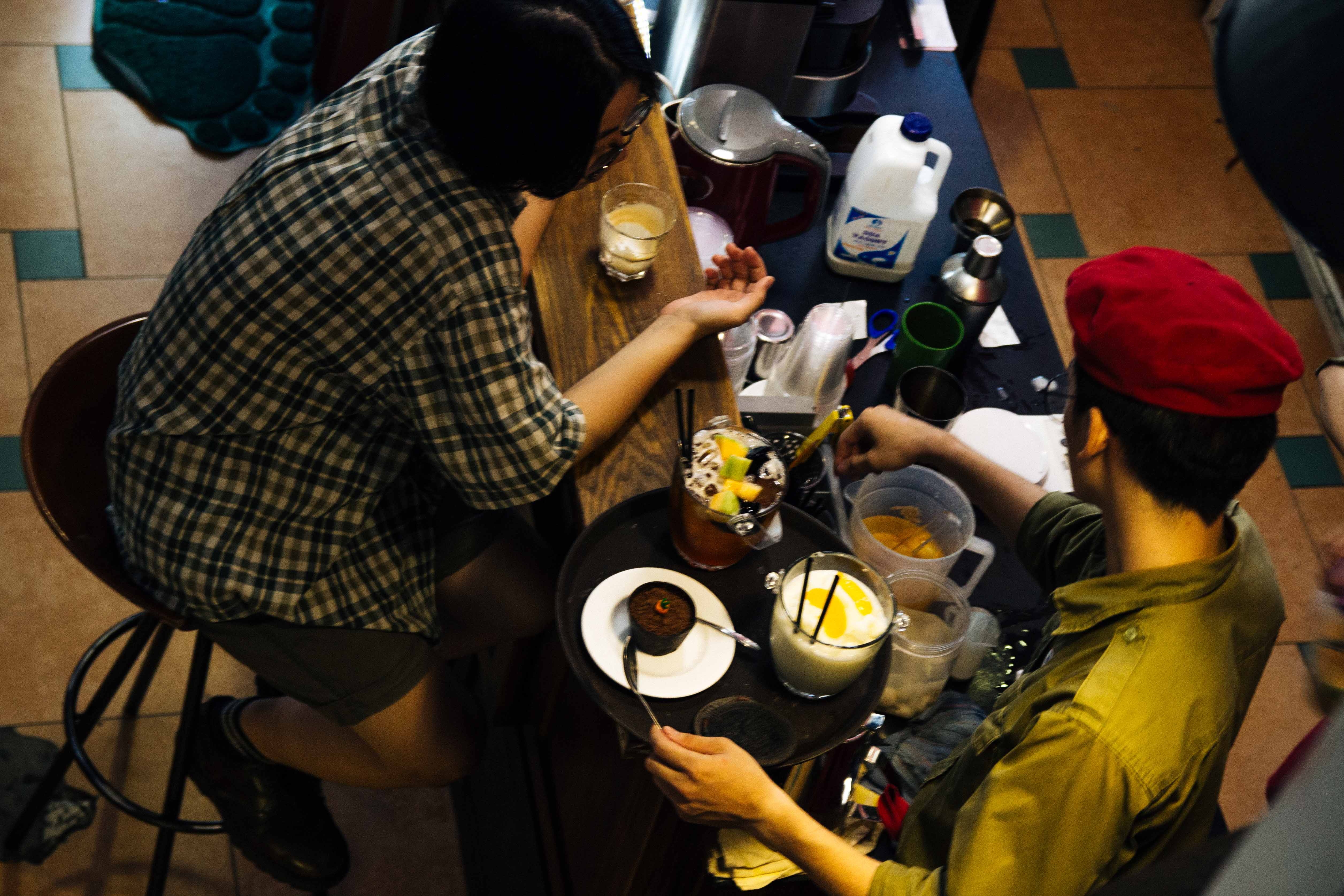 Quan ca phe cho cac thanh song ao anh 4