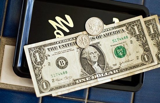 Cach dua tien tip trong nha hang, quan xa Viet Nam hinh anh