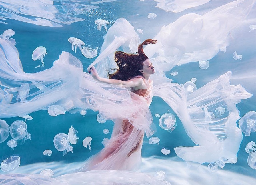 Bo anh my nhan 'hoa quyen' voi nhung dia diem du lich noi tieng hinh anh