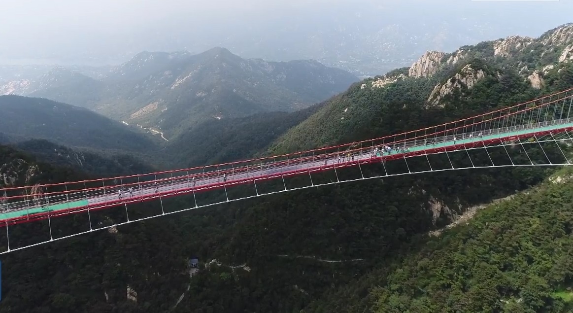 Cau treo bo hanh day kinh dai nhat the gioi o Trung Quoc hinh anh