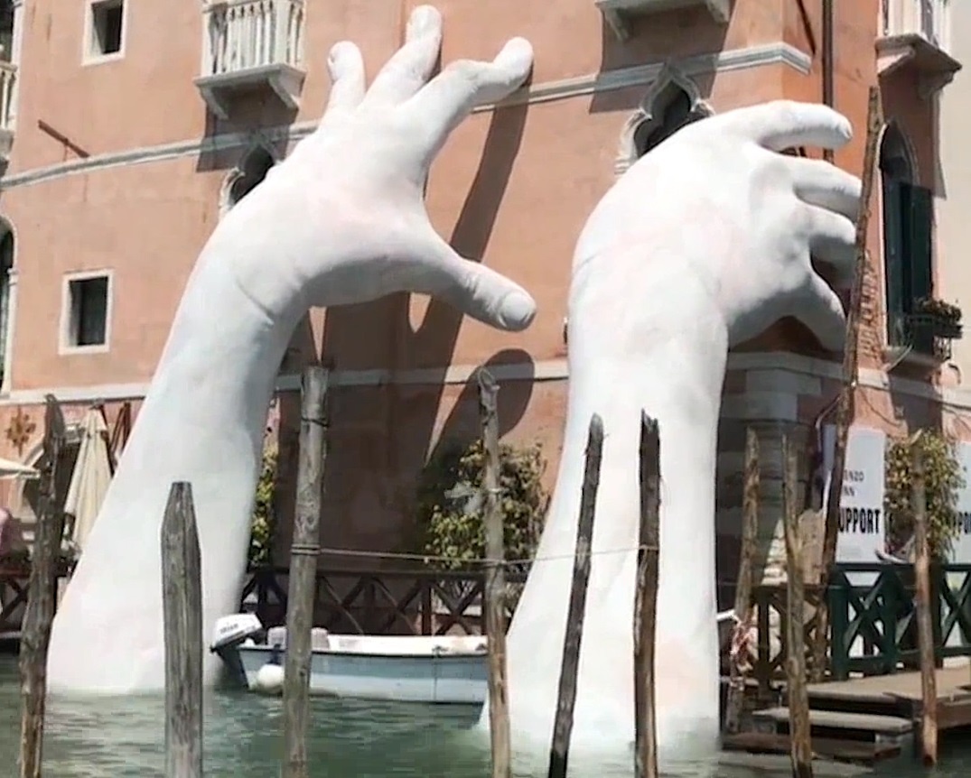 Ban tay khong lo mang thong diep ve bien doi khi hau o Venice hinh anh