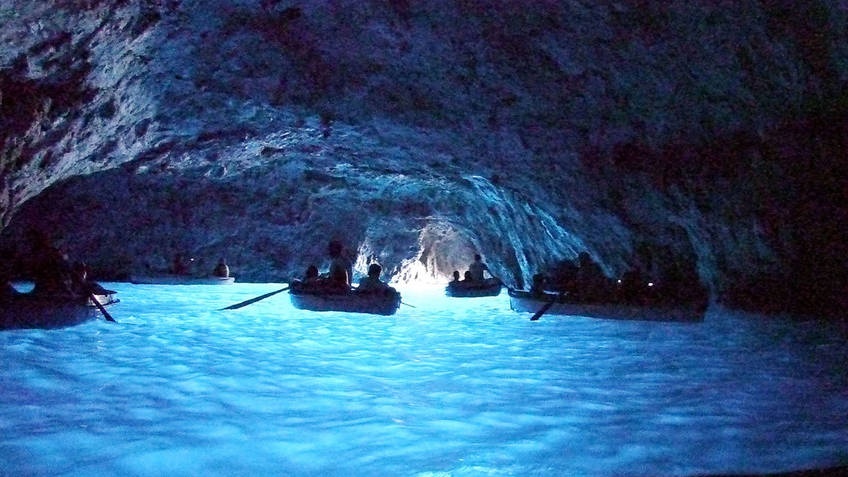 Hang bien khien du khach phai nam rap tren thuyen hinh anh