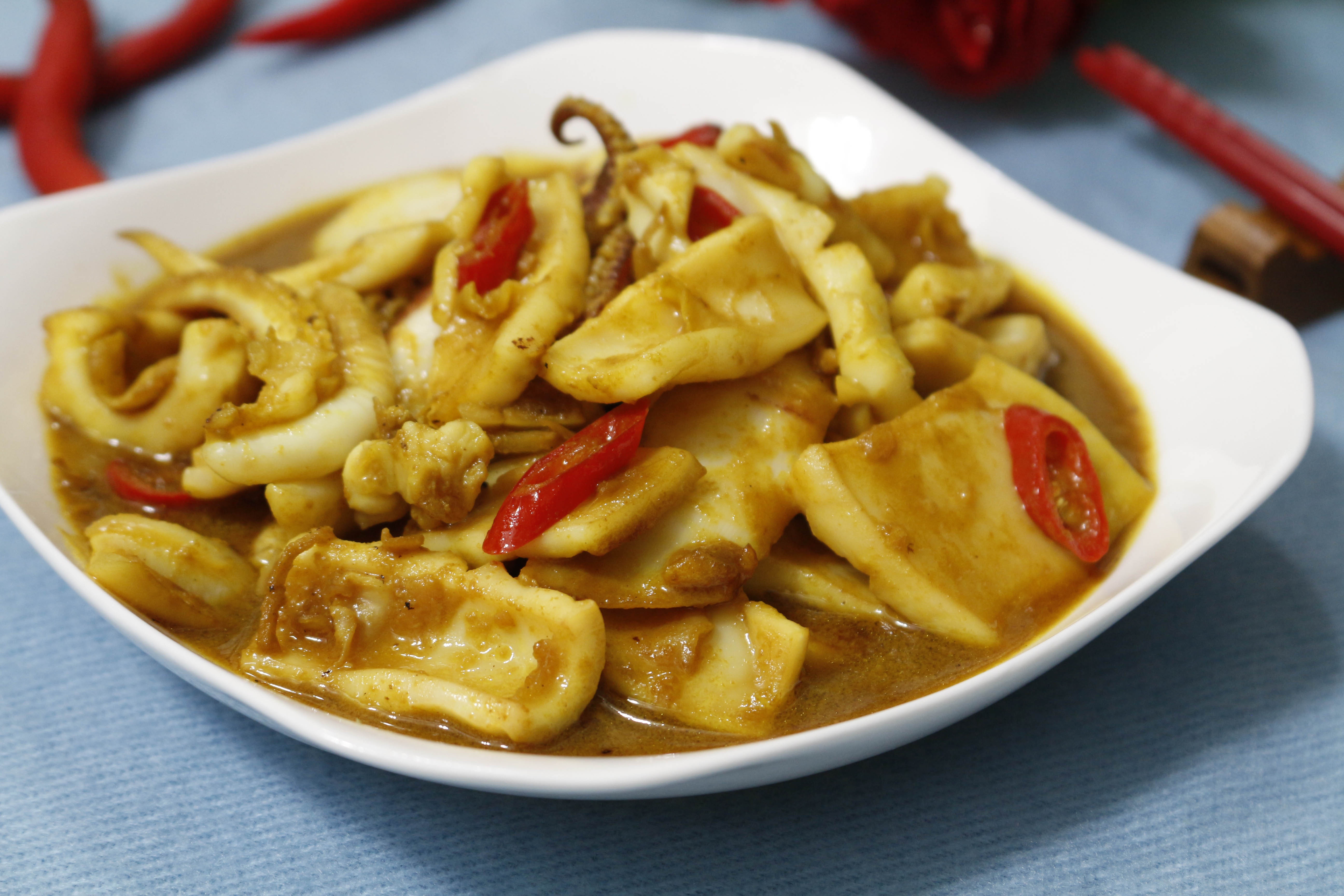 Muc xao ca ri cay hinh anh