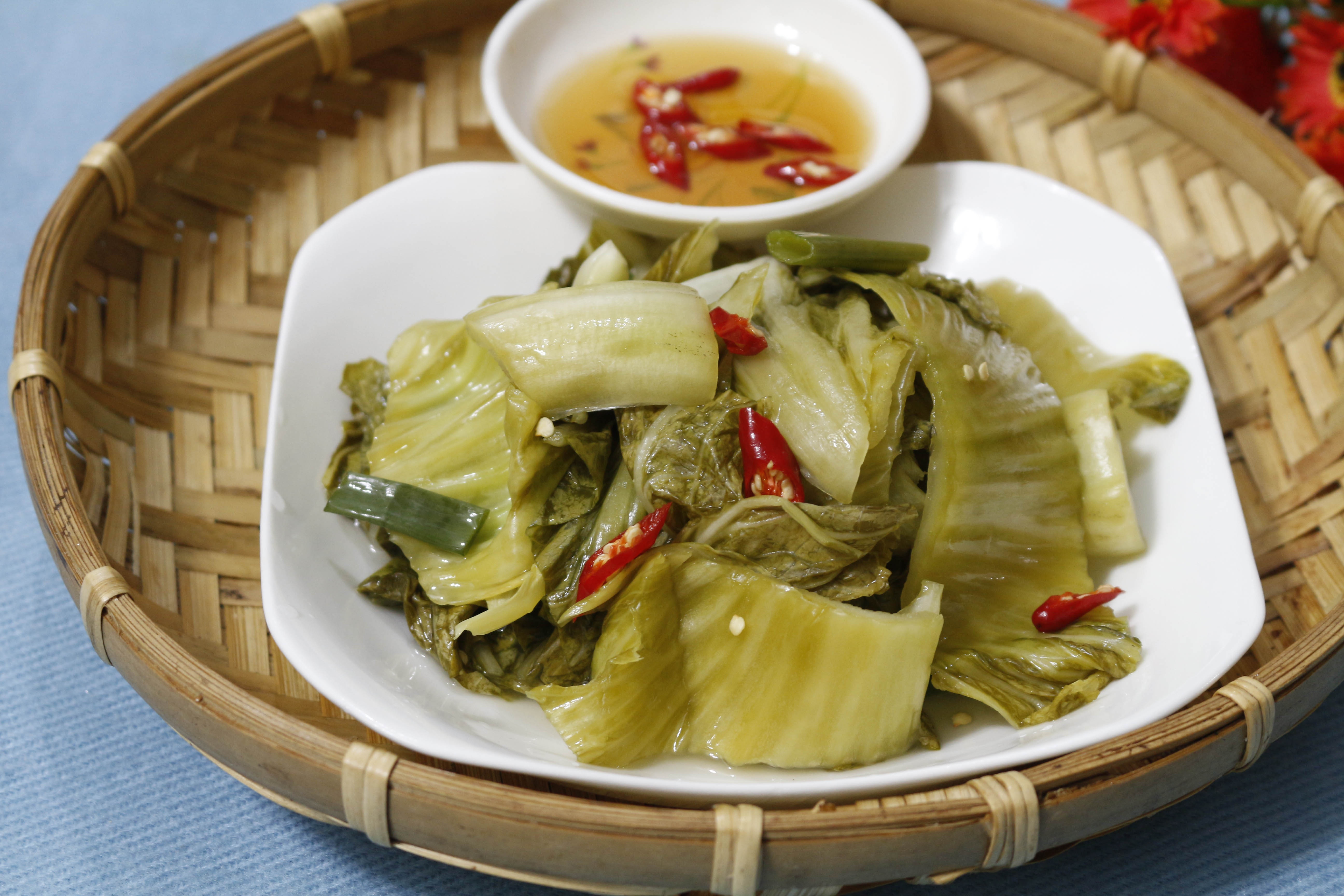 Dua cai muoi chua - mon ngon quen thuoc trong bua an nguoi Viet hinh anh