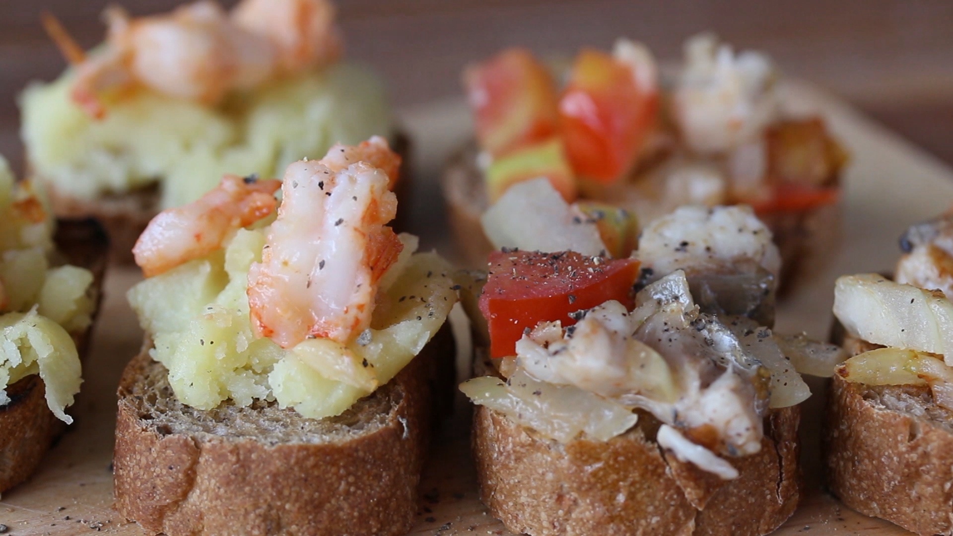 Banh mi kep crostini: Mon khai vi noi tieng the gioi hinh anh