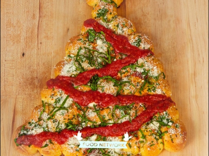 Lam banh pizza pho mai hinh cay thong Noel hinh anh