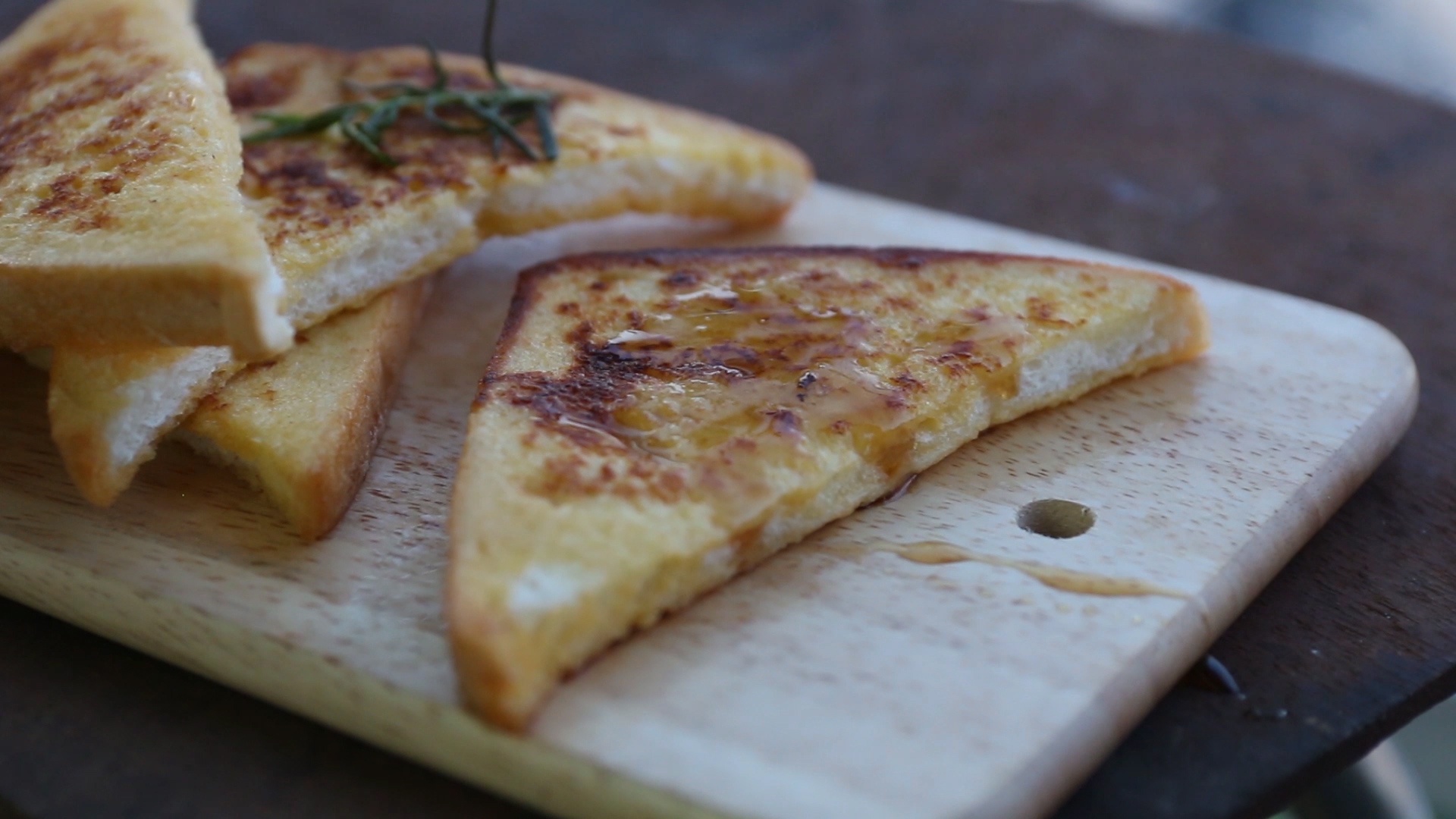 Banh mi chien trung sua hinh anh