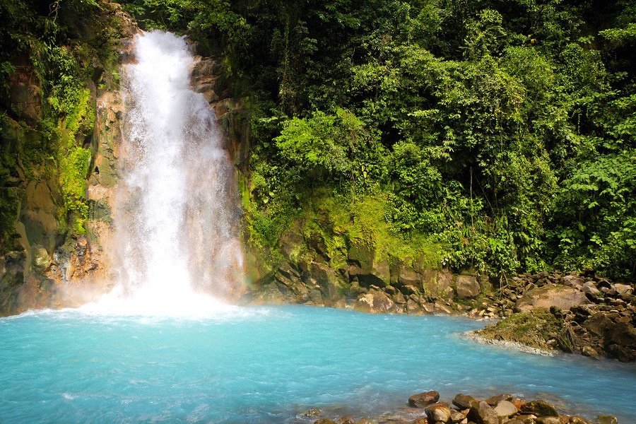 Thac nuoc xanh ngoc noi bat giua rung sau hinh anh