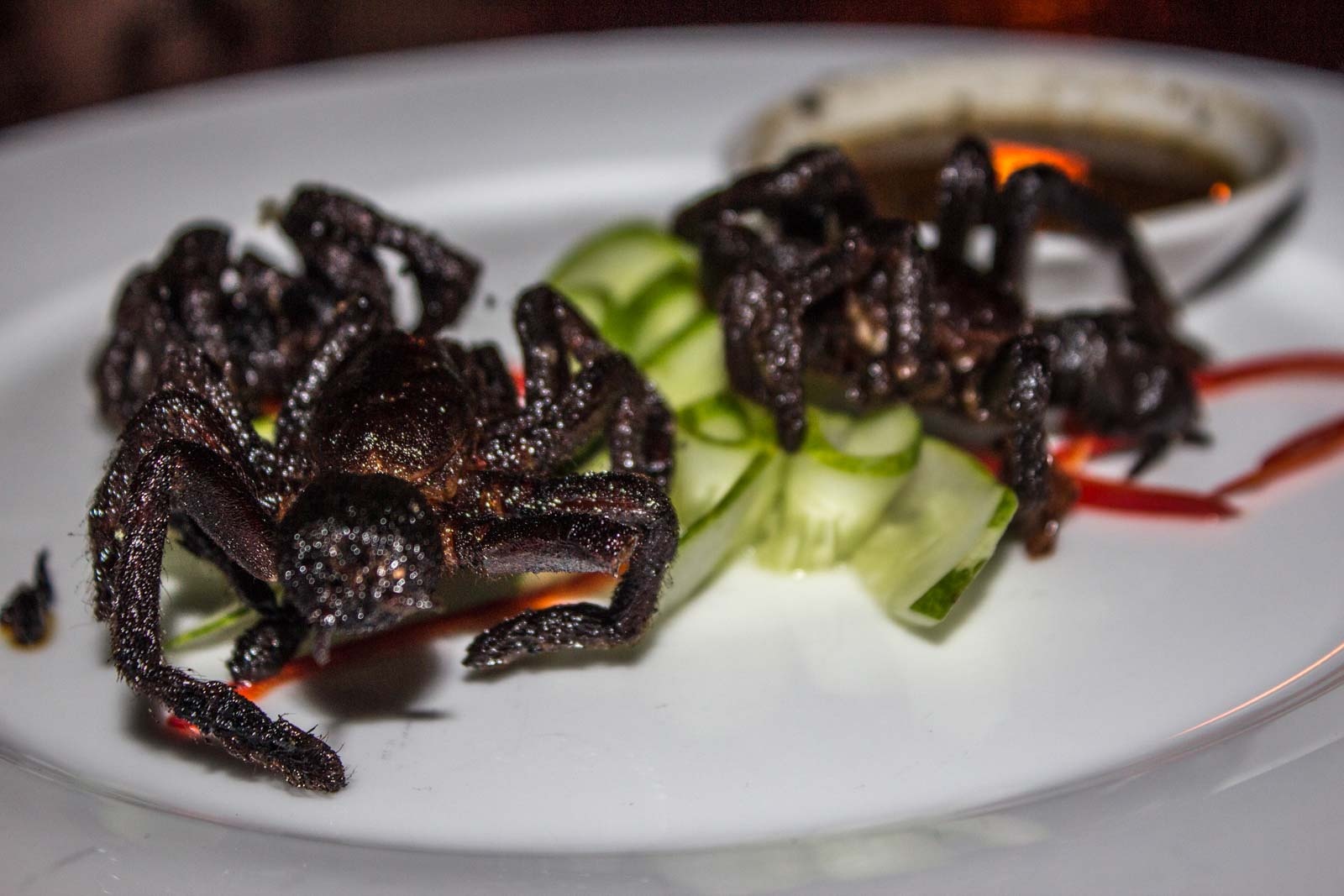 Nha hang phuc vu mon nhen den khong lo hinh anh