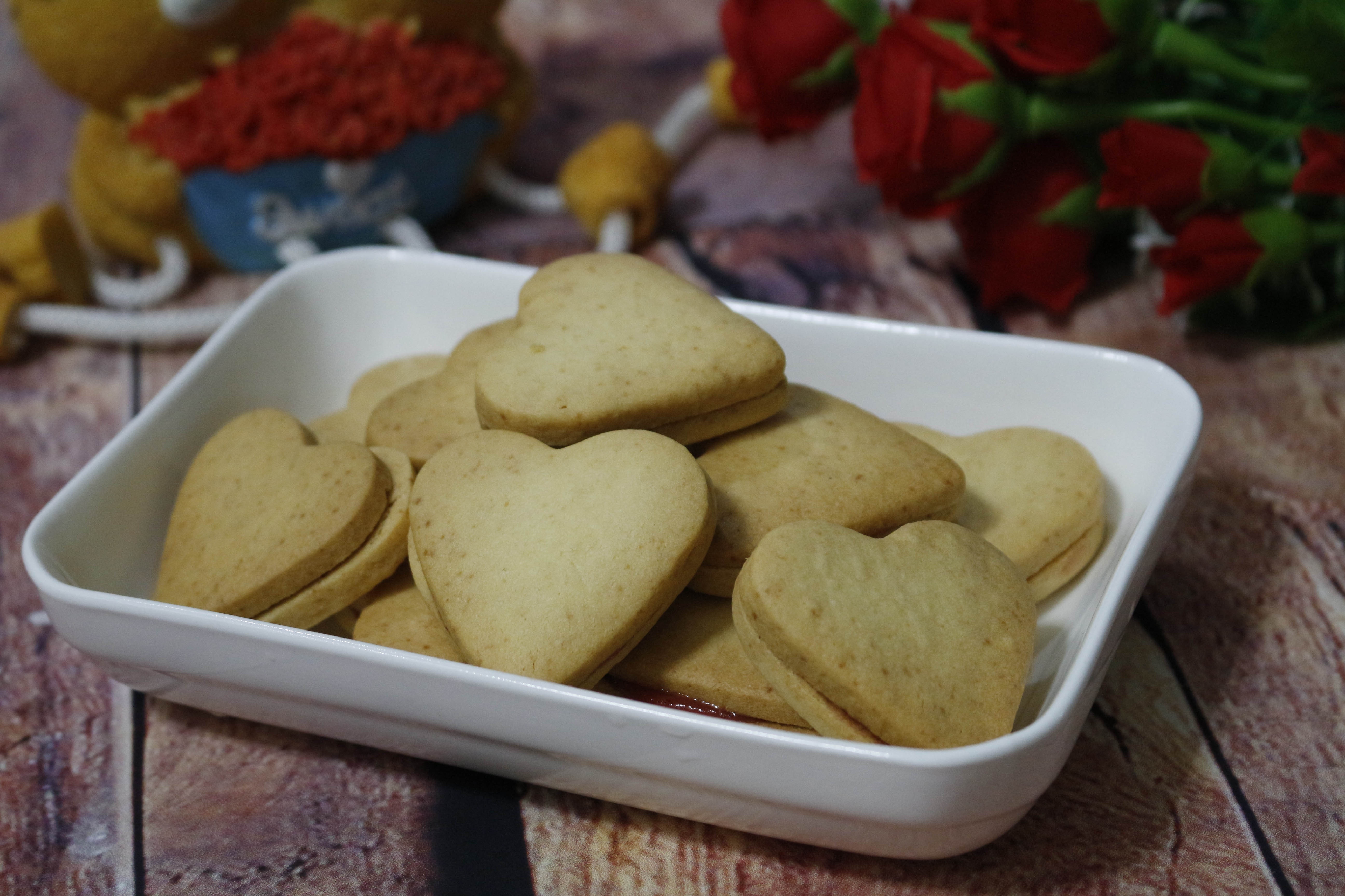 Banh quy hinh trai tim doc dao cho ngay Valentine hinh anh