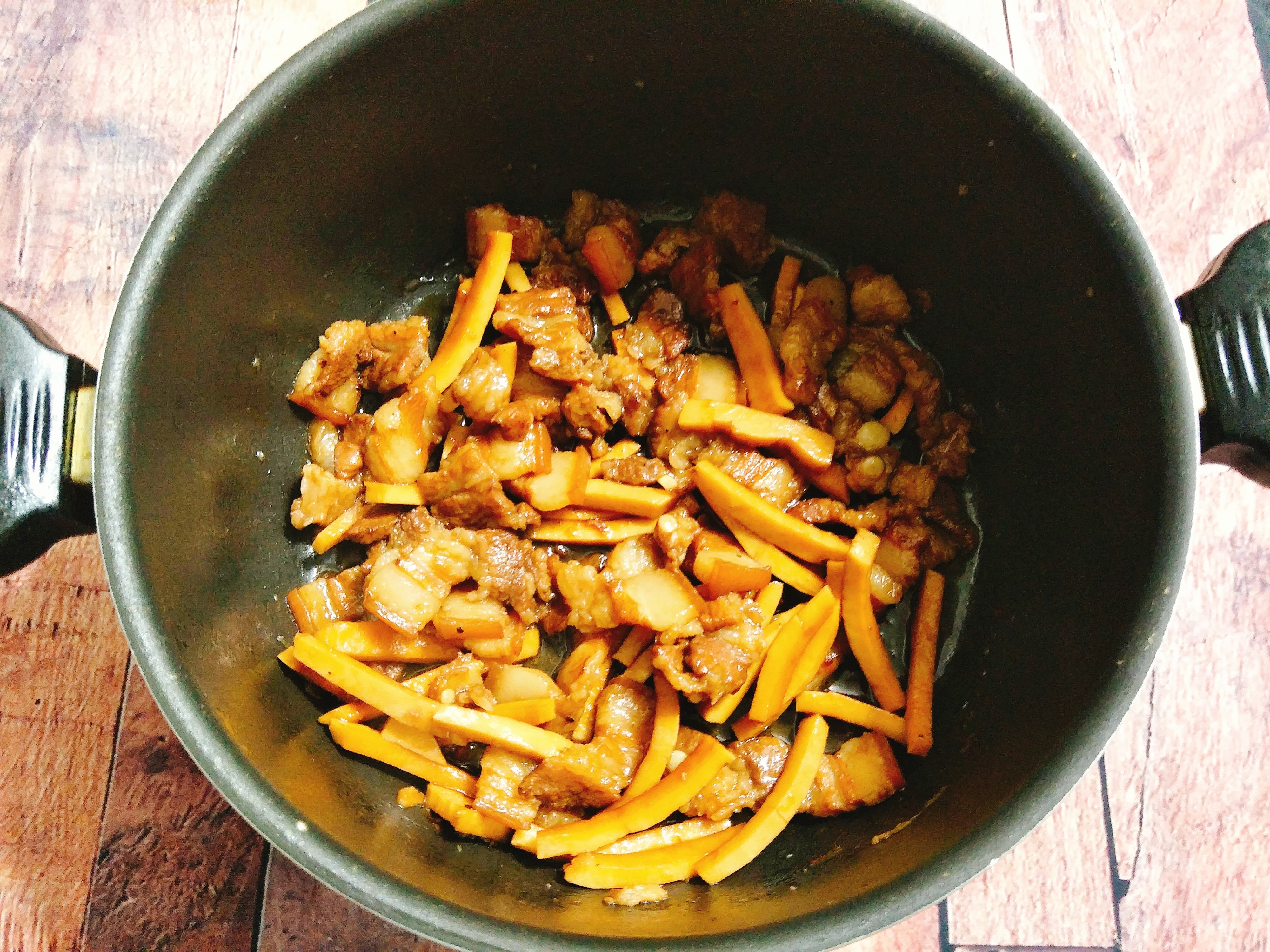 Cach lam thit kho dua anh 6