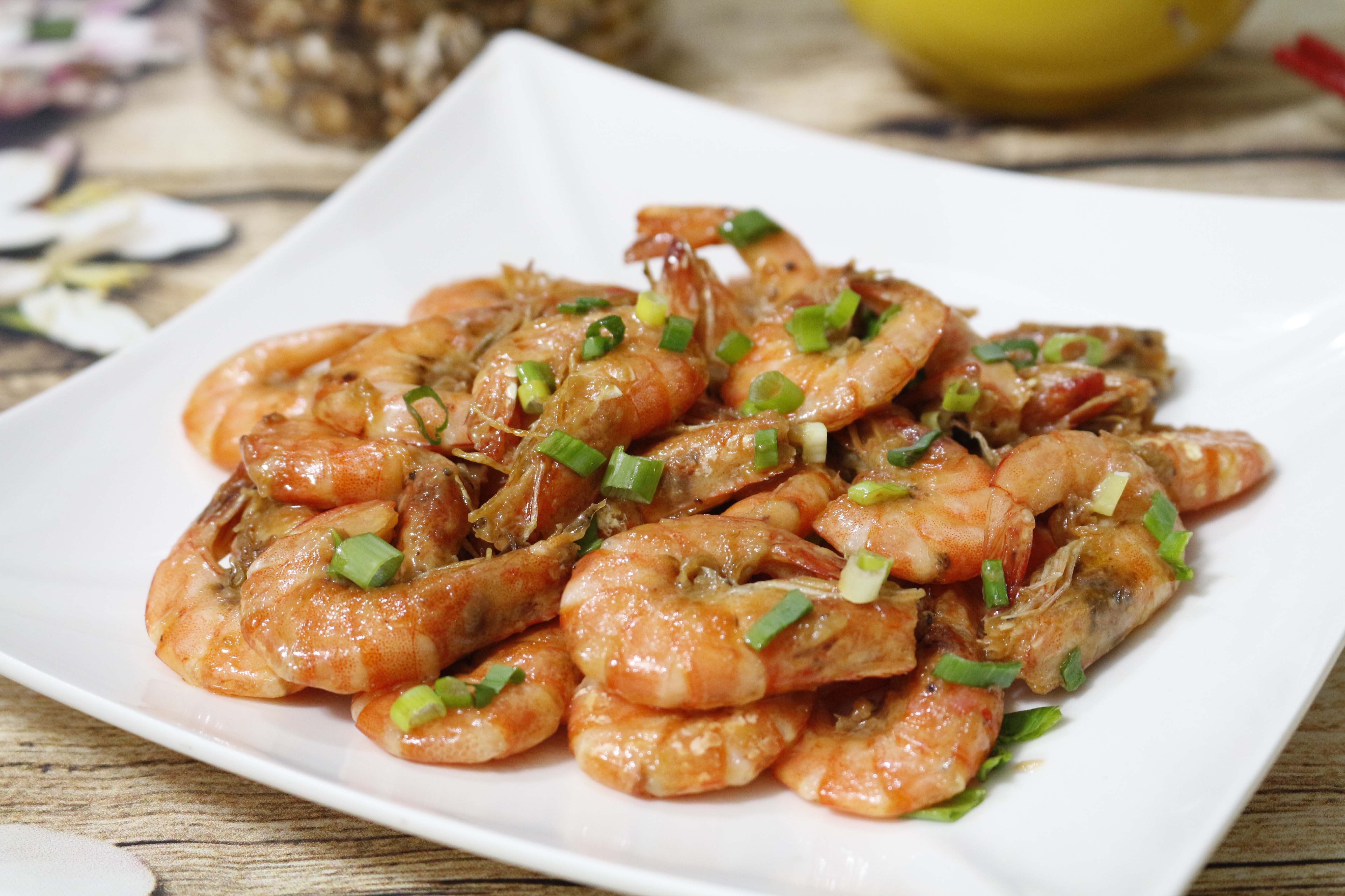 Tom rim nuoc cot dua cho bua trua cua ban hinh anh