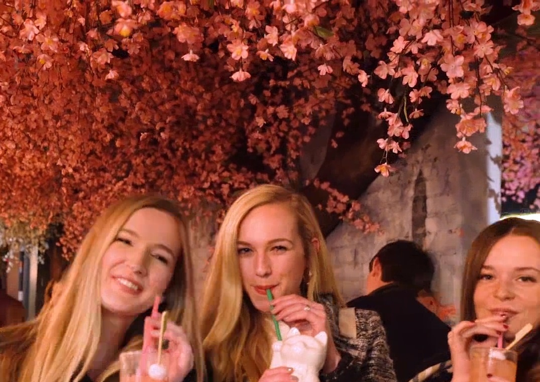 Lac buoc trong quan bar hoa anh dao hinh anh