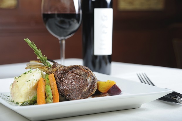 Suon heo nuong ruou vang do cau ki cho cuoi tuan hinh anh