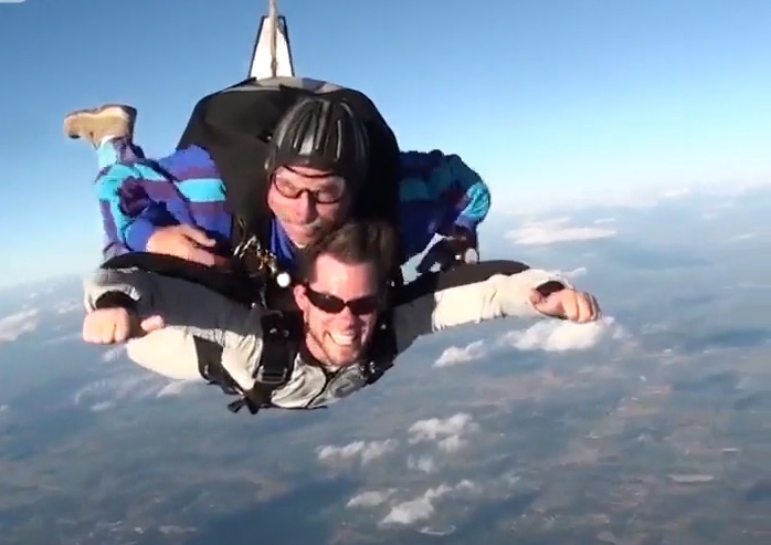 Chang trai kiem du tien du lich khap the gioi nho quay clip chuyen di hinh anh