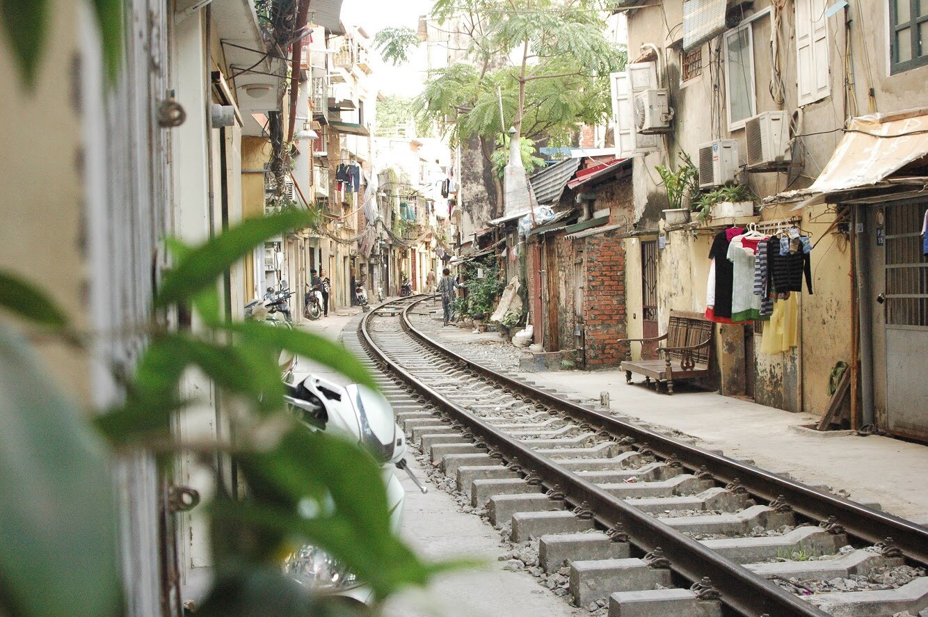 Song ao o xom duong tau Ha Noi anh 1