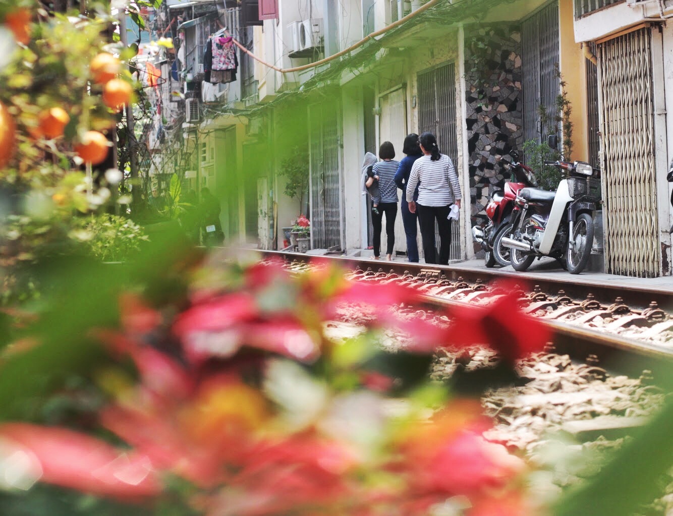 Song ao o xom duong tau Ha Noi anh 7