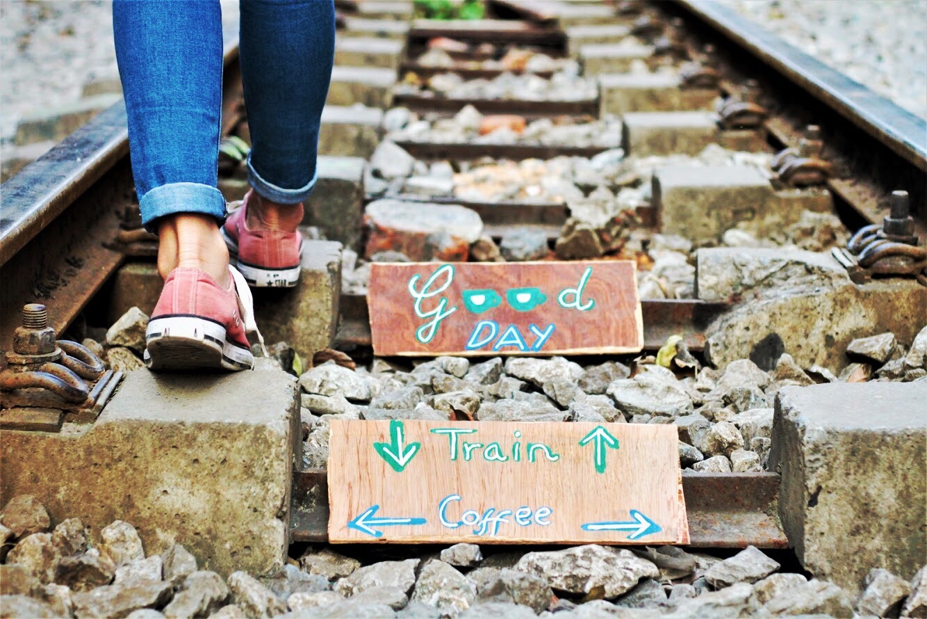 Hoc khach Tay 'song ao' dep ngat ngay tai xom duong tau o Ha Noi hinh anh