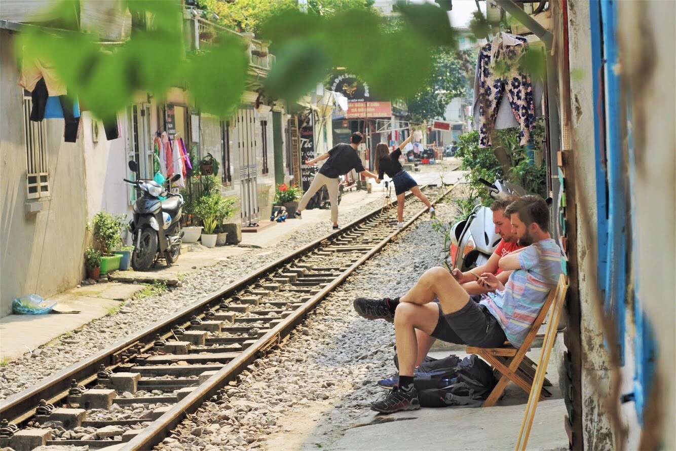 Song ao o xom duong tau Ha Noi anh 2