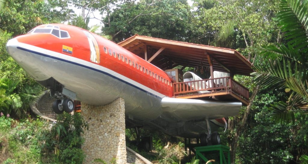 Khach san sang chanh ben trong chiec may bay hong hinh anh